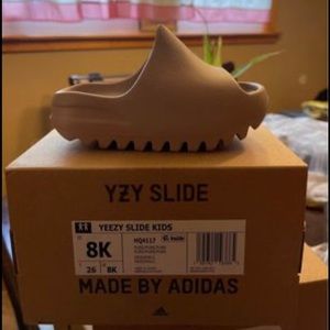 Boys Yeezy slides